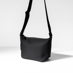 使用了輕量結實的棉麻帆布的側背包 【黑色 / black】 第2張的照片