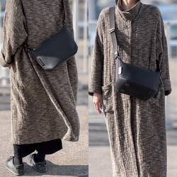 使用了輕量結實的棉麻帆布的側背包 【黑色 / black】 第11張的照片