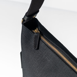 使用了輕量結實的棉麻帆布的側背包 【黑色 / black】 第3張的照片