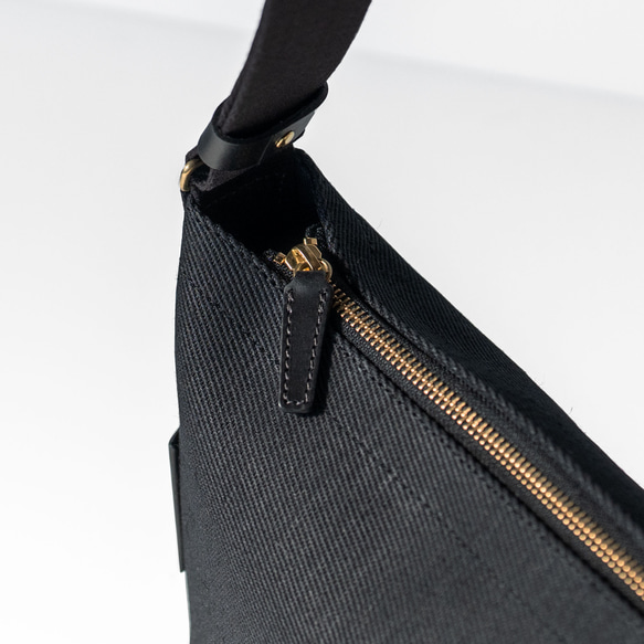 使用了輕量結實的棉麻帆布的側背包 【黑色 / black】 第3張的照片