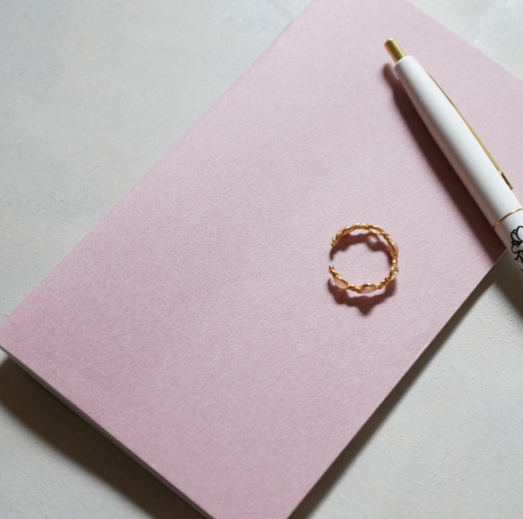 knot ring  サクラ舞うお花のオープンリング　金属アレルギー対応　ピンク　フリーサイズ 5枚目の画像