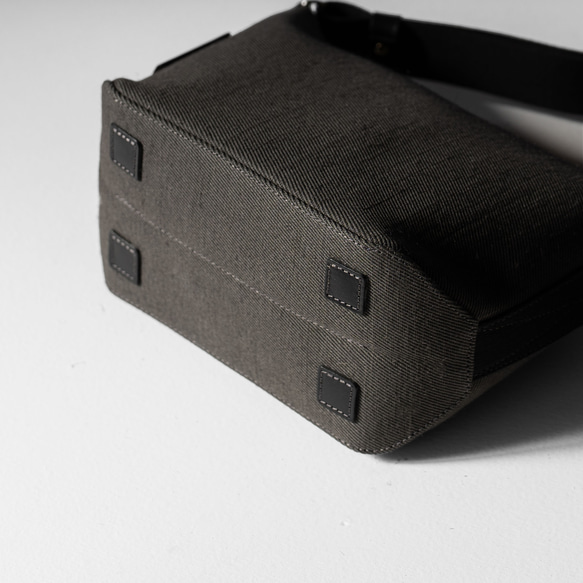 使用了輕量結實的棉麻帆布的側背包 【卡其 / khaki】 第4張的照片