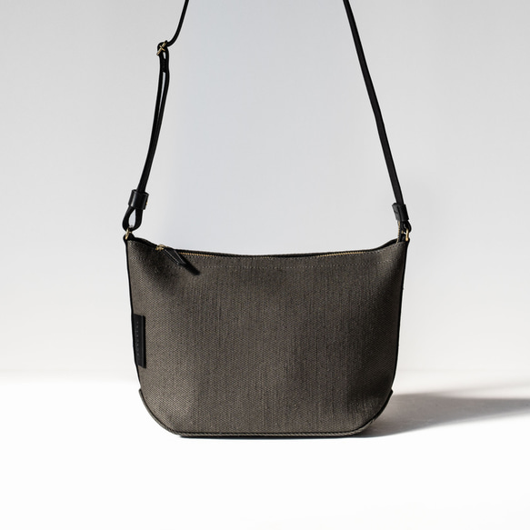 使用了輕量結實的棉麻帆布的側背包 【卡其 / khaki】 第1張的照片