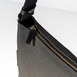 使用了輕量結實的棉麻帆布的側背包 【卡其 / khaki】 第3張的照片