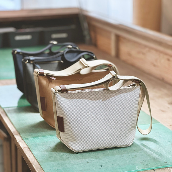 使用了輕量結實的棉麻帆布的側背包 【卡其 / khaki】 第14張的照片