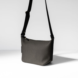 使用了輕量結實的棉麻帆布的側背包 【卡其 / khaki】 第2張的照片