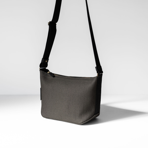 使用了輕量結實的棉麻帆布的側背包 【卡其 / khaki】 第2張的照片
