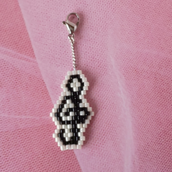 お好みのチャームでアクセサリーに♡ト音記号
