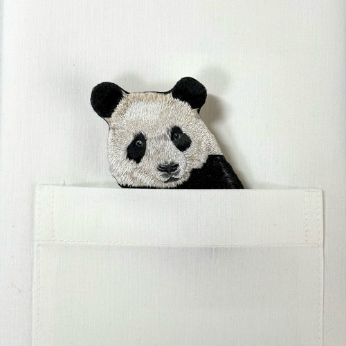 見見見られてる（笑）パンダ刺繍のブローチ ブローチ hitomi tukada