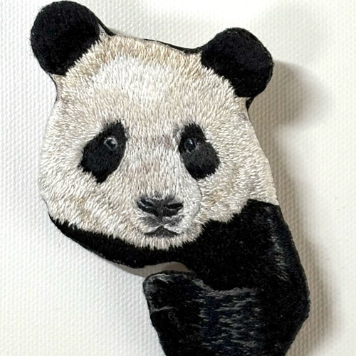 見見見られてる（笑）パンダ刺繍のブローチ ブローチ hitomi tukada