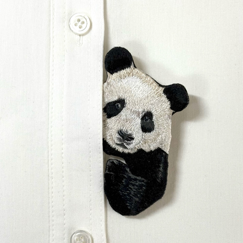 見見見られてる（笑）パンダ刺繍のブローチ ブローチ hitomi tukada