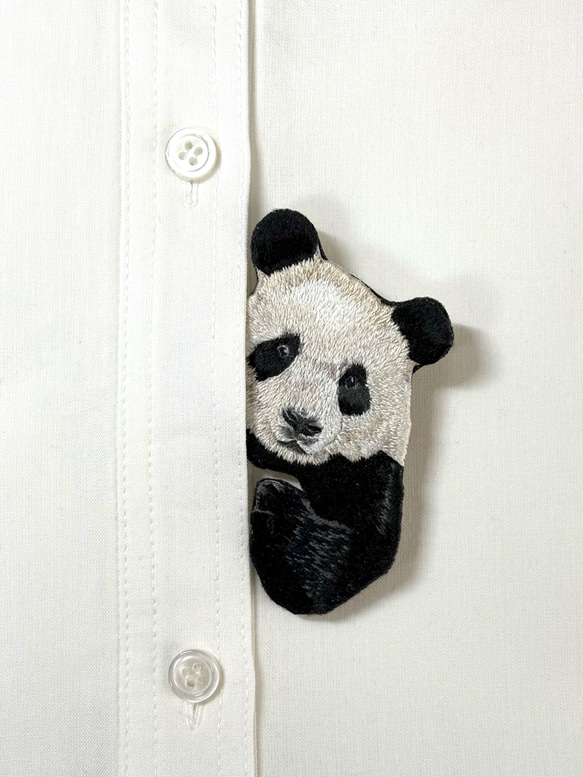 見見見られてる（笑）パンダ刺繍のブローチ ブローチ hitomi tukada