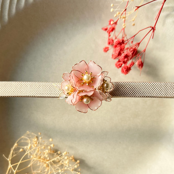 ほんのりピンクの桜の帯留め・ブローチ（2way）仕上げ金具をポニーフック金具に変更可能 4枚目の画像