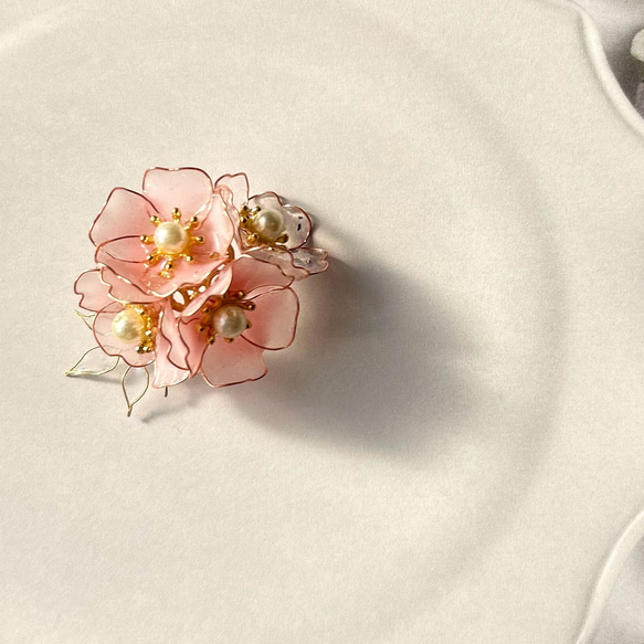 ほんのりピンクの桜の帯留め・ブローチ（2way）仕上げ金具をポニーフック金具に変更可能 1枚目の画像