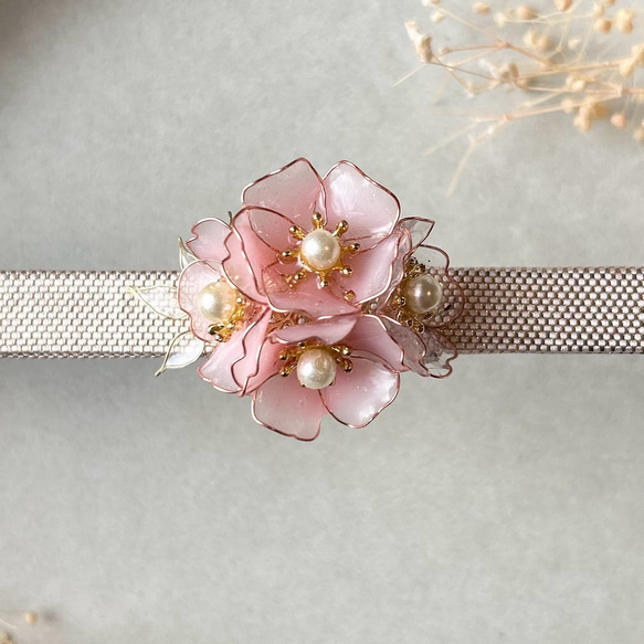 ほんのりピンクの桜の帯留め・ブローチ（2way）仕上げ金具をポニーフック金具に変更可能 2枚目の画像