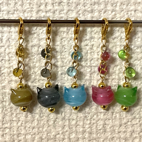 NO.2860☆じゃれ猫 秋 どんぐり ハンドメイド チャーム チャーム〇吊られたネコ〇6種〇1個100円 チャーム Itoshima87