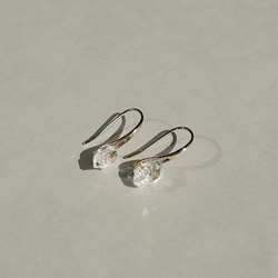 【冬季熱門耳環】赫基默鑽石水滴耳環 / 金屬配件，可選不銹鋼和銀色 第3張的照片