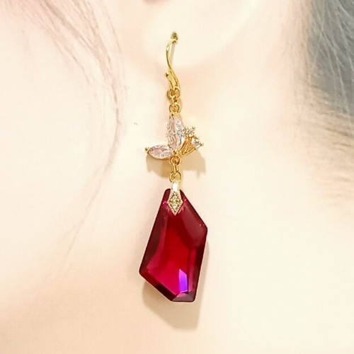 宝石の輝き◇廃盤特注SWAROVSKIルビー変形ひし形クリスタルと