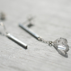 Straight line light  Pierced earrings 2枚目の画像