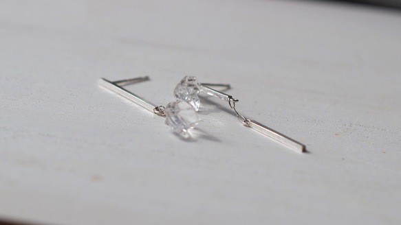 Straight line light  Pierced earrings 4枚目の画像