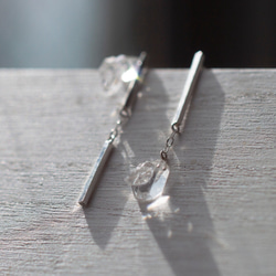 Straight line light  Pierced earrings 3枚目の画像