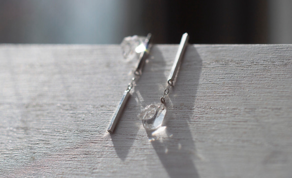 Straight line light  Pierced earrings 3枚目の画像