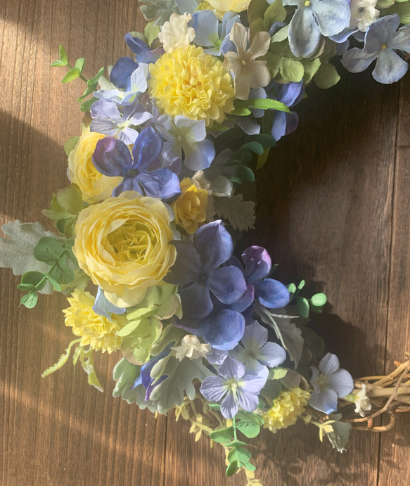 紫陽花とラナンキュラス　優美な青と黄 2枚目の画像