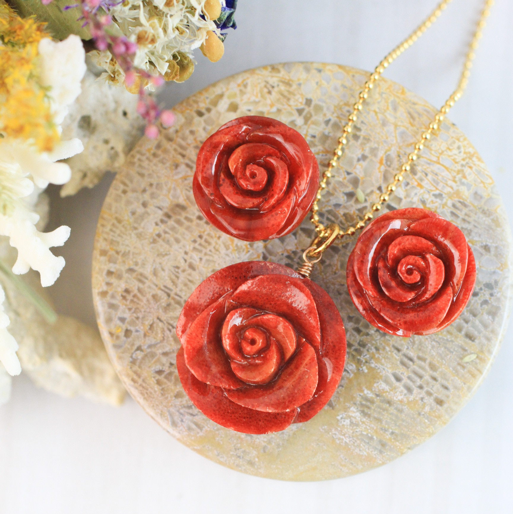 骨董品　アンティーク品　赤珊瑚　薔薇　お守り　古物　時代物　コレクション