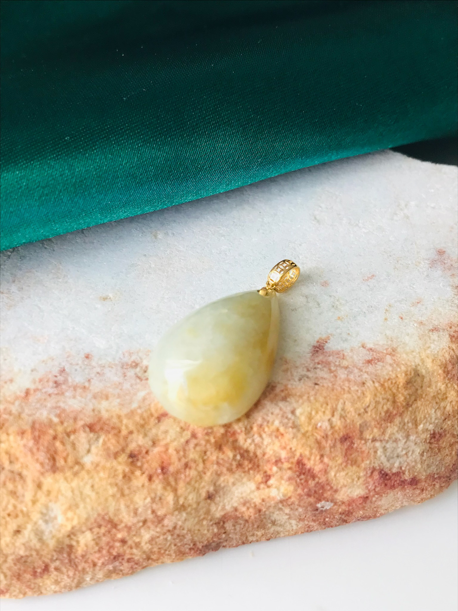 [P110-998] ジェイド　JADE  ヒスイ　本翡翠　ペンダント　彫刻　ドロップ　シンプル　イエロー　ミャンマー