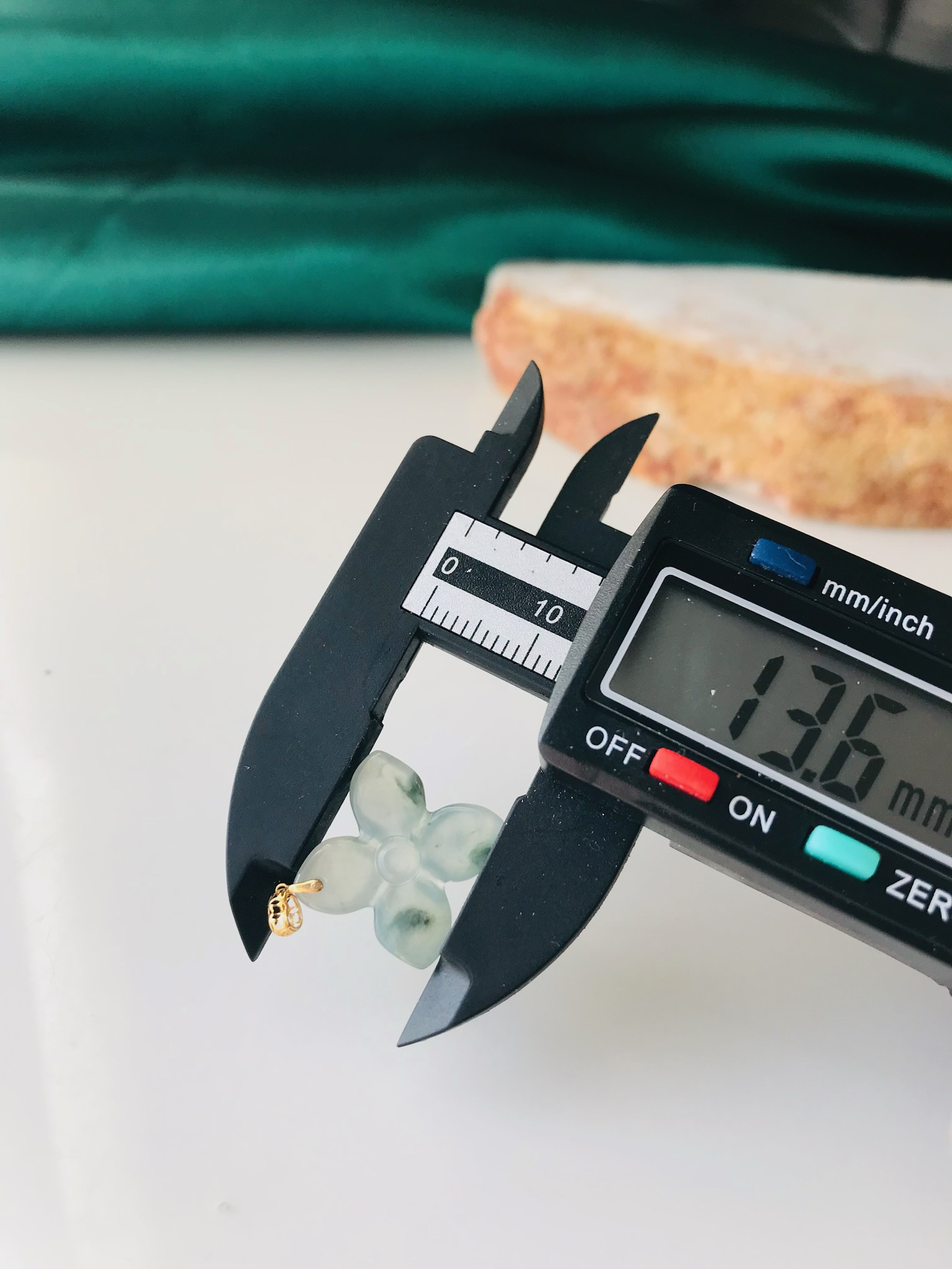 [P110-987] ジェイド　JADE  ヒスイ　ペンダント　ミャンマー産　彫刻　s925　アイス　グリーン　石花