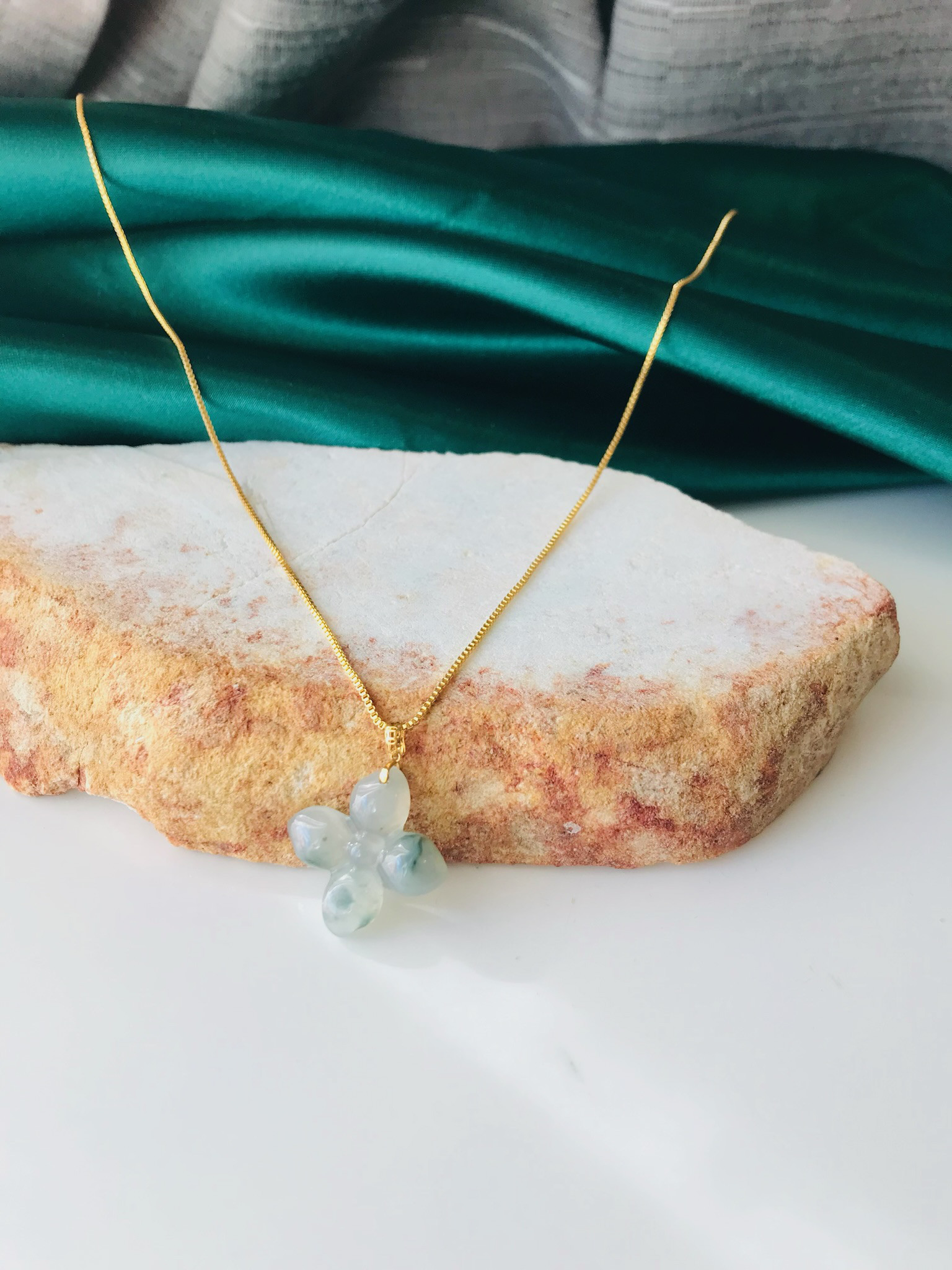 [P110-987] ジェイド　JADE  ヒスイ　ペンダント　ミャンマー産　彫刻　s925　アイス　グリーン　石花