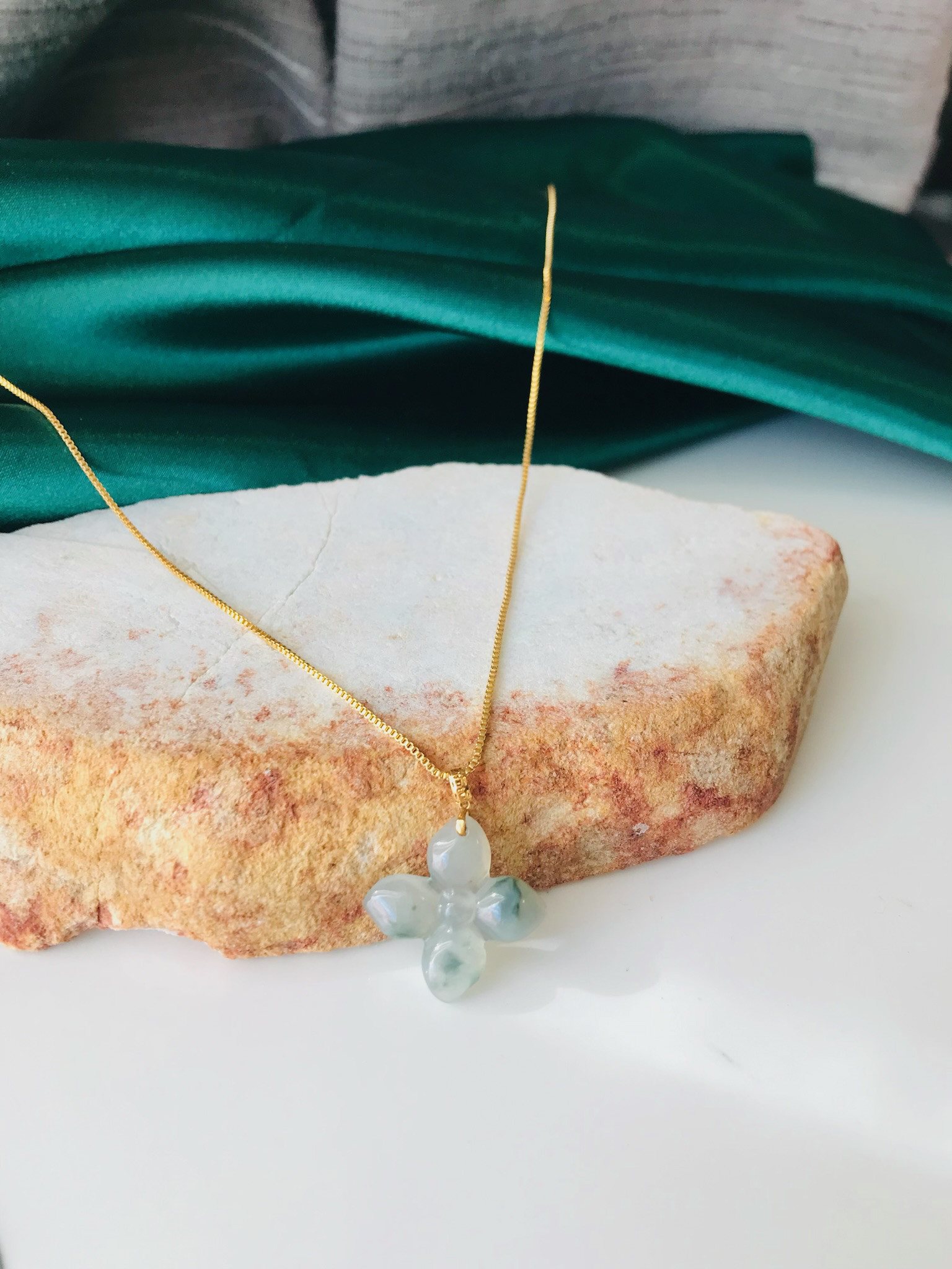 [P110-987] ジェイド　JADE  ヒスイ　ペンダント　ミャンマー産　彫刻　s925　アイス　グリーン　石花