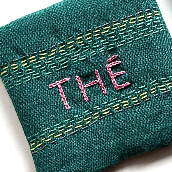 ポップなグリーンとカラフル刺繍のコースターTHÉ (1枚) 2枚目の画像