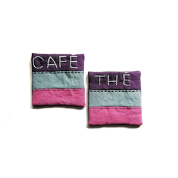 パッチワークリネンコースター⭐︎CAFÉ / THÉ 刺繍入り　2枚セット 1枚目の画像