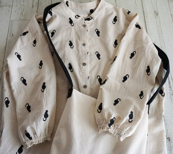 黒猫刺繍柄台襟ドルマンギャザースリーブブラウス(長袖キナリ) 10枚目の画像