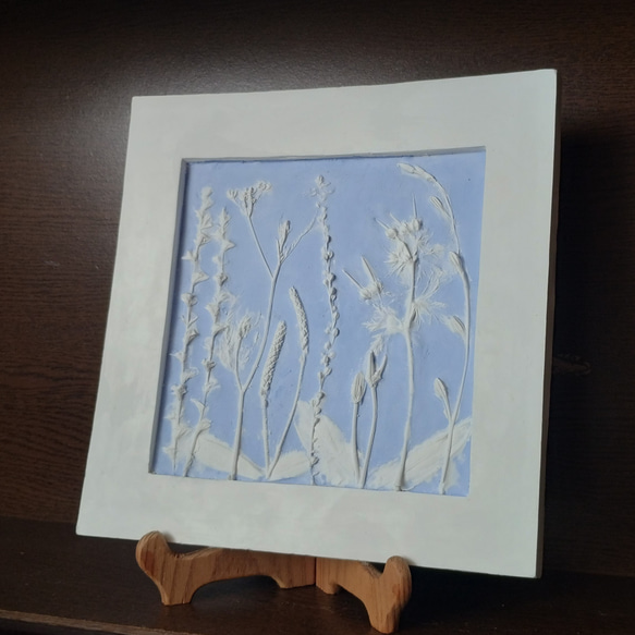 タイニーウィンドウ　ブルー　野の花レリーフ　　アロマストーン　　　ホワイト　壁飾り　母の日　プレゼント 1枚目の画像