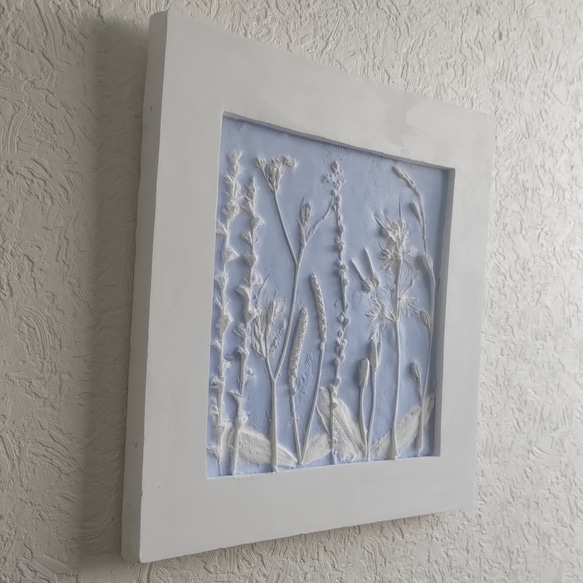 タイニーウィンドウ　ブルー　野の花レリーフ　　アロマストーン　　　ホワイト　壁飾り　母の日　プレゼント 3枚目の画像