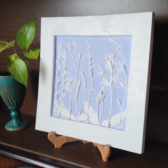 タイニーウィンドウ　ブルー　野の花レリーフ　　アロマストーン　　　ホワイト　壁飾り　母の日　プレゼント 8枚目の画像