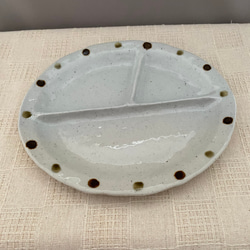 ドット文楕円皿(茶・焦げ茶)  陶磁器　手作り　手捻り　中皿 1枚目の画像