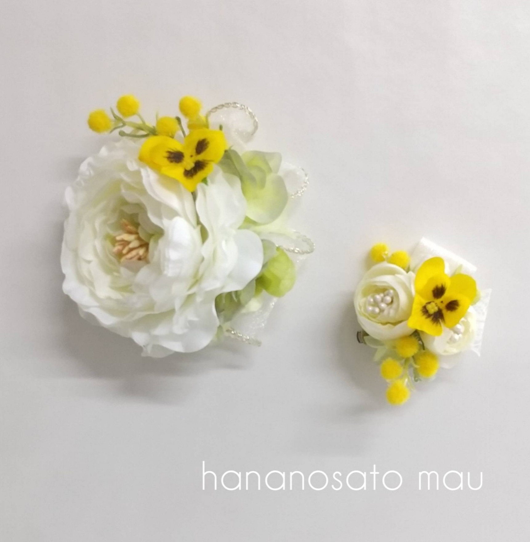 ☆コサージュとヘッドパーツの親子コーデセット☆ 入学式　卒業式　お呼ばれ　発表会　ラナンキュラスとビオラのコサージュ