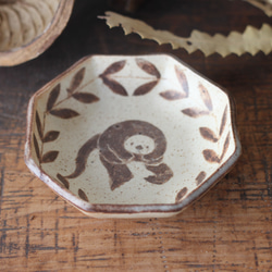 マット釉八角豆皿 ラッコ 2枚目の画像