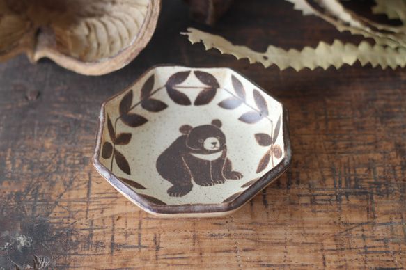 マット釉八角豆皿 ツキノワグマ 2枚目の画像