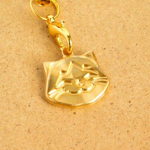 ニッコリ笑顔の猫ちゃん ストラップ 透明レジンでコーティング 真鍮製