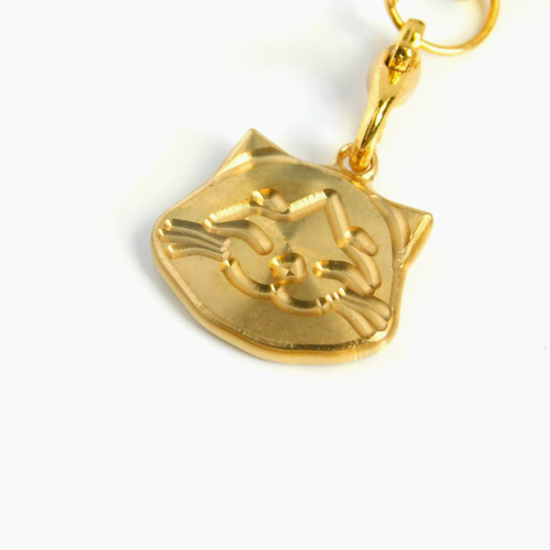 ニッコリ笑顔の猫ちゃん ストラップ 透明レジンでコーティング 真鍮製