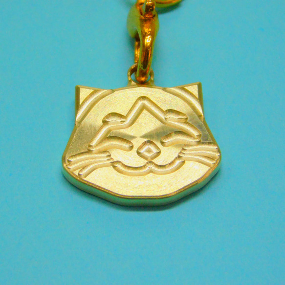 ニッコリ猫ちゃんストラップ　真鍮製　シンプルなデザインでかわいい 1枚目の画像