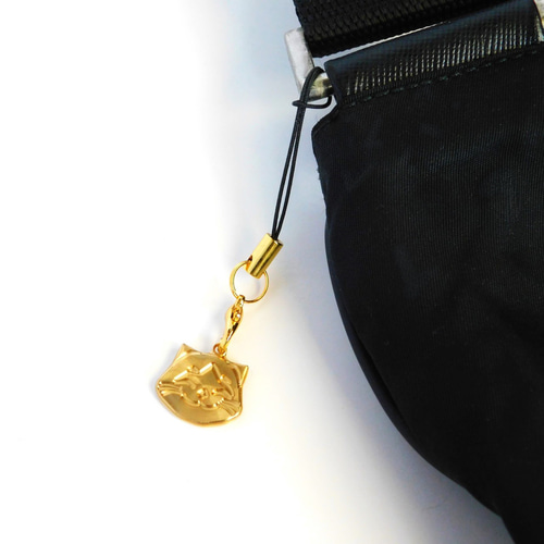 ニッコリ笑顔の猫ちゃん ストラップ 透明レジンでコーティング 真鍮製