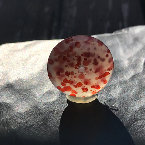 ゴビ石−1205 ゴビ瑪瑙『平安扣』 水玉模様ペンダントトップ