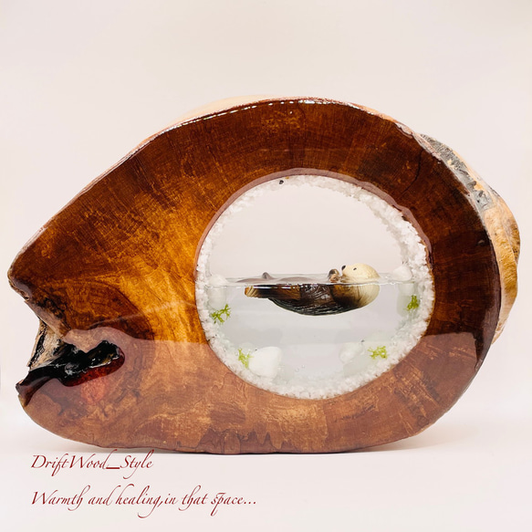 一つ限りの流木アート 海に浮かぶラッコ ジオラマ 流木 フィギュア 置物 インテリア レジン テラリウム 生き物 N17 1枚目の画像