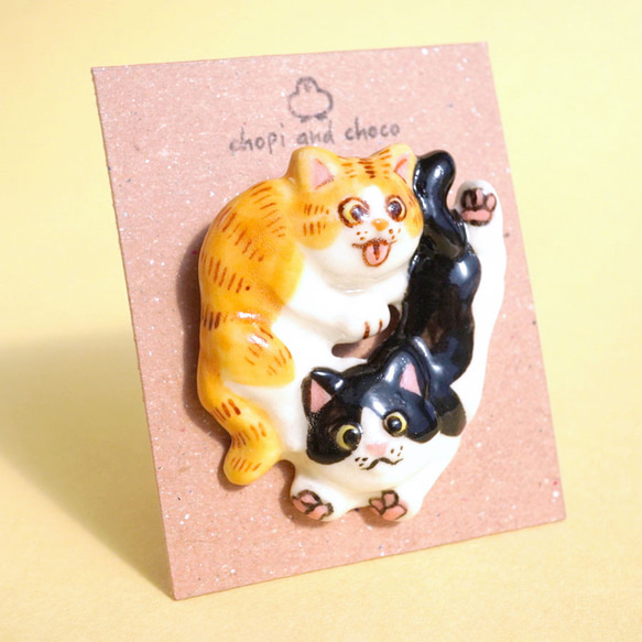 [猫の日2024]トラ猫とぶち猫のブローチ/ピアスセット[陶器] 5枚目の画像