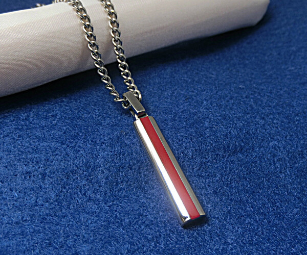 【限定数1本】赤が冴える！チタン製バーネックレス（レッドライン）　◎日本製